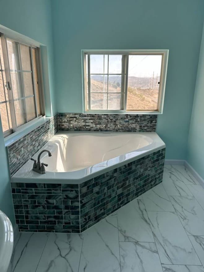 picture of a newly remodeled bathroom with backsplash tile and custom floor tiling